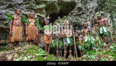 Leute eines Papua Stamm Yafi (Jafi, jafi Wagarindem, Warlef Zorop), in der traditionellen Kleidung, Schmuck und Färbung. Neuguinea, Indonesien Stockfoto