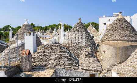 Anzeigen von konischen Dächern des berühmten trullis in Alberobello, Apulien, Italien Stockfoto