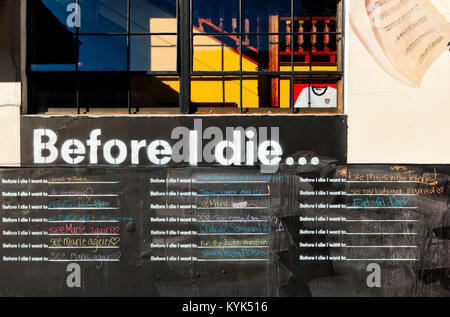 PORTLAND, ME - 6. JUNI: Bevor ich die öffentliche Kunst Projekt Sterben am 6. Juni 2013 in Portland, Maine. Passanten mit Kreide direkt auf die Wand zu schreiben. Die PROJEK Stockfoto