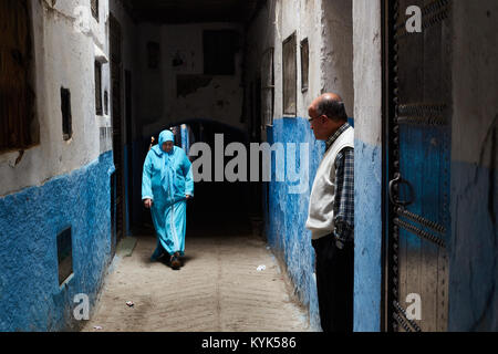 Marokkanischen Mann an verschleierte Frauen wandern in Medina, Tétouan, Marokko suchen Stockfoto