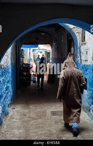 Marokkanischen Mann in djellaba Wandern in Medina, Tétouan, Marokko Stockfoto