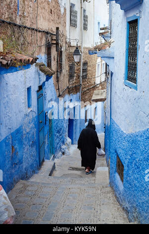 Mann in djellaba Wandern in Medina, Meknes, Rif Gebirge, Marokko Stockfoto