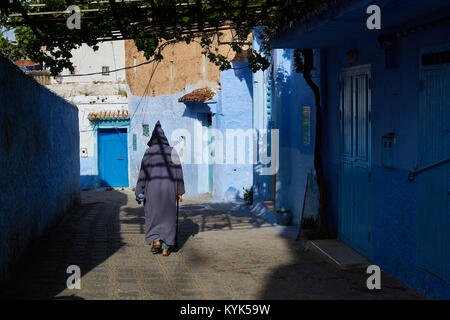 Mann in djellaba Wandern in Medina, Meknes, Rif Gebirge, Marokko Stockfoto