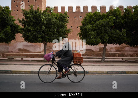 Muslimische alte Mann auf dem Fahrrad, Taroudant, Marokko Stockfoto