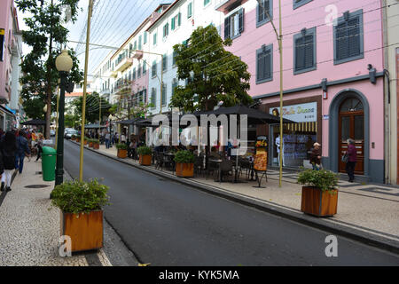 Street Scene mit einem Straßencafé in der Rua Dr. Fernão de Ornelas, dem kommerziellen Zentrum von Funchal, Madeira, Portugal Stockfoto