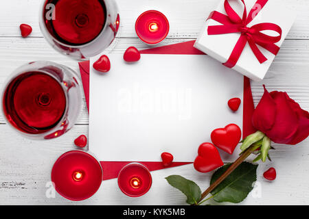 Valentinstag feiern mit Rotwein, brennende Kerze und Rose. Stockfoto