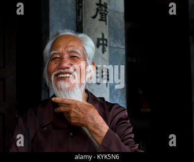 Alter Mann im Thai Vi Tempel, am Eingang nach Ninh Binh Höhle Tal. Vietnam. Stockfoto