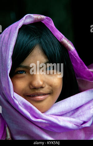 Blauäugiger junge Mädchen von der Minderheit, Menschen, die in der Nähe von Cham in der Nähe von Phan Rang, Central Vietnam. Stockfoto