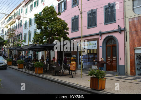 Street Scene mit einem Straßencafé in der Rua Dr. Fernão de Ornelas, dem kommerziellen Zentrum von Funchal, Madeira, Portugal Stockfoto