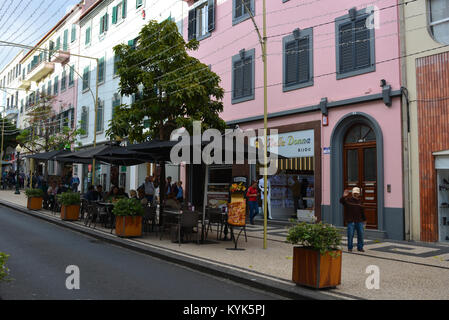 Street Scene mit einem Straßencafé in der Rua Dr. Fernão de Ornelas, dem kommerziellen Zentrum von Funchal, Madeira, Portugal Stockfoto