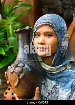 Junge Frau von einer Töpferei Entscheidungsträger Familie, von der Minderheit Cham Menschen in Bau Truc Dorf, in der Nähe von Phan Rang, Central Vietnam. Stockfoto