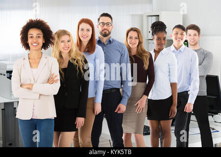 Zuversichtlich lächelnden Jungen multi-ethnische Geschäft Leute im Büro Stockfoto