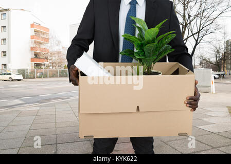 Den mittleren Abschnitt der Kaufmann in der Hand tragen Sachen in Kartons Stockfoto