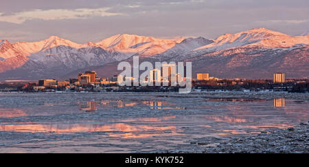 Die Anchorage Skyline, wie die Sonne im Winter Stockfoto