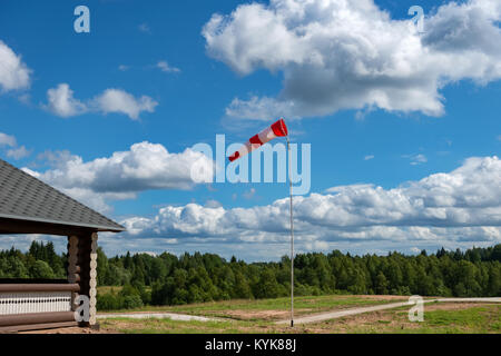 Zeiger auf die Richtung und Stärke des Windes vor dem Hintergrund des Himmels Stockfoto