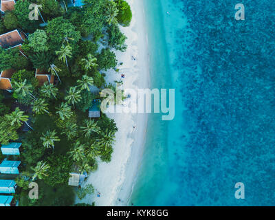 Ferienhäuser am Strand Antenne Landschaft, drone Ansicht von Paradise Island Küste Stockfoto
