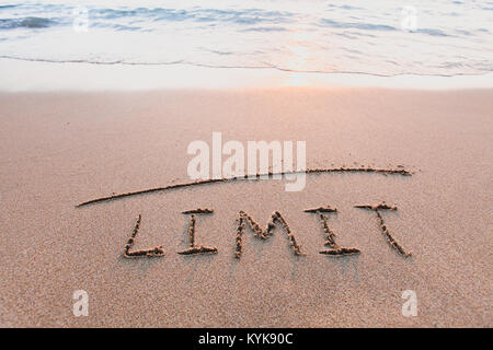 Limit Konzept, Zeile und Wort auf dem Sand Stockfoto