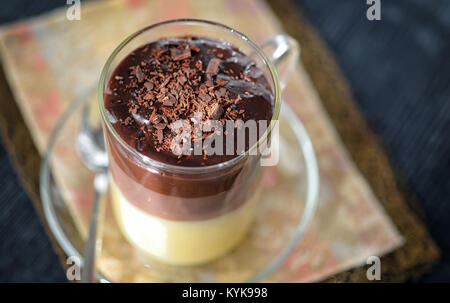 Triple Chocolate Mousse Cake Layer auf vintage Tabelle Stockfoto