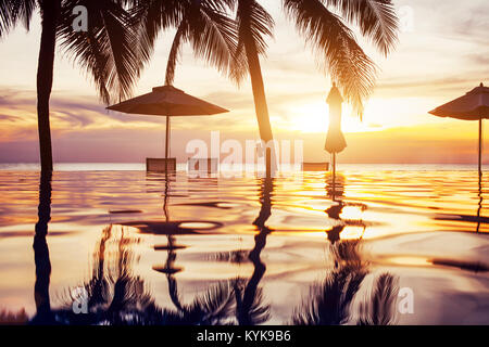 Strand Pool bei Sonnenuntergang mit Reflexion der Palmen, tropische Landschaft, exotischen Insel Hotel Stockfoto