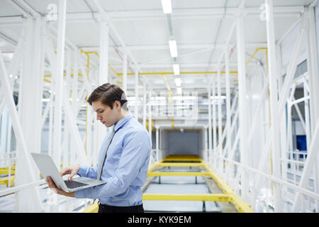 Arbeiten im Rechenzentrum Stockfoto