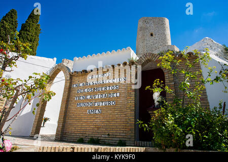 Olvera, Provinz Cádiz, Andalusien, Spanien - 25. März 2008: Olvera ist eines der Weißen Dörfer von Andalusien oder Pueblos Blancos, der kleine Friedhof in der Nähe von Stockfoto