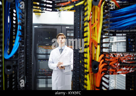 Mann im Data Center Stockfoto