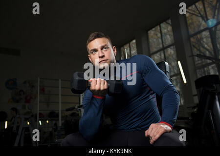 Mann im Fitness-Studio Stockfoto