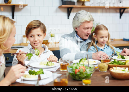 Essen mit Großeltern Stockfoto