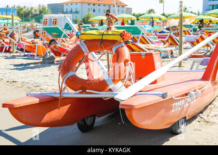 Bellaria Igea Marina, Rimini, Italien - 14 August 2014: Sicherheit am Strand. Rettungsring und einem Gürtel auf Katamaran im Ferienort Bellaria Ige Stockfoto