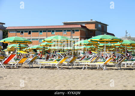 Bellaria Igea Marina, Rimini, Italien - 14. August 2014: Touristen nehmen Sie ein Sonnenbad am Strand in der Kurstadt Bellaria Igea Marina, Rimini Stockfoto