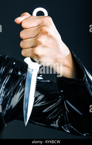 Womans arm mit Messer Stockfoto