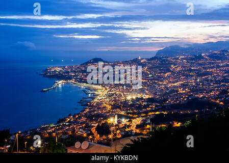 Beeindruckende Nacht Blick auf Funchal auf der Insel Madeira, Portugal. Stockfoto