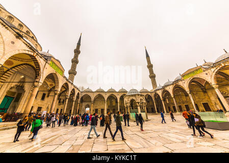 Unbekannte Menschen zu Fuß an der Blauen Moschee auch als Sultan Ahmed Moschee oder Sultan Ahmet Moschee in Istanbul, Türkei. März 11,2017 Stockfoto
