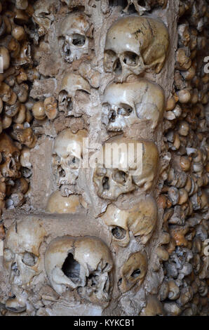 Menschliche Schädel und Knochen Futter eine Kapelle in Portugal Stockfoto