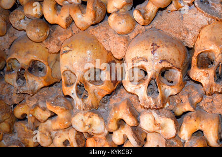 Menschliche Schädel und Knochen Futter eine Kapelle in Portugal Stockfoto