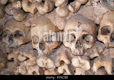 Menschliche Schädel und Knochen Futter eine Kapelle in Portugal Stockfoto