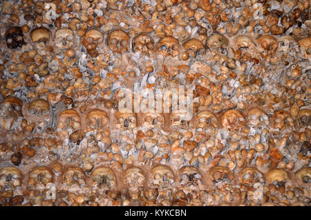 Menschliche Schädel und Knochen Futter eine Kapelle in Portugal Stockfoto