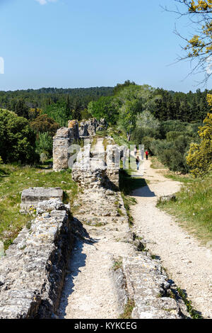 Aqueduc romain de Barbegal. Erstaunlicherweise ist das Aquädukt wurde mit Beton ausgekleideten das Wasser ausläuft und zu stoppen. Stockfoto