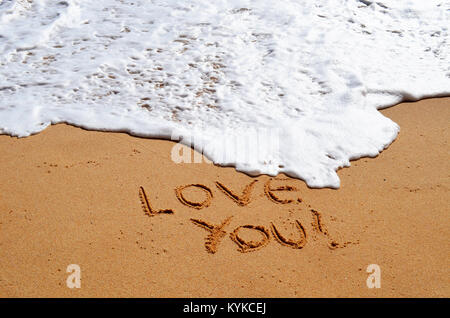 Liebe dich Nachricht in den Sand mit Wave anfahren Stockfoto