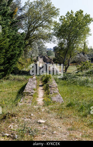 Aqueduc romain de Barbegal. Erstaunlicherweise ist das Aquädukt wurde mit Beton ausgekleideten das Wasser ausläuft und zu stoppen. Stockfoto