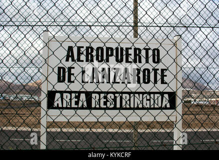 Eingeschränkter Bereich unterzeichnen, Flughafen Arrecife, Lanzarote, Kanarische Inseln, Spanien. Stockfoto