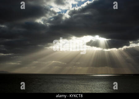 Sonnenlicht durch Wolken über dem Meer, Lanzarote, Kanarische Inseln, Spanien. Stockfoto