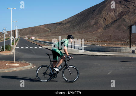 Ein Radfahrer in der Nähe von Playa Blanca, Lanzarote, Kanarische Inseln, Spanien. Stockfoto