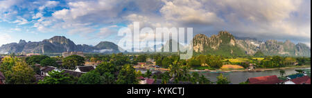 Panorama Sicht und schöne Landschaft in Vang Vieng, Laos. Stockfoto