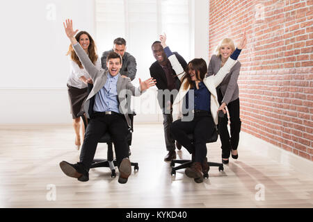 Gruppe von verschiedenen Geschäftsleute machen Spaß im Büro Stockfoto