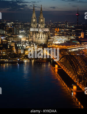 Kölner Dom und Hohenzollernbrücke in Köln, Deutschland Stockfoto