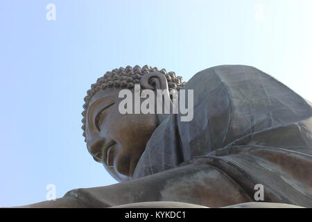 Big Buddha auf Lantau Island, Hong Kong. Aalen in der Sonne Stockfoto