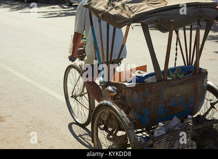 Ein Fahrrad Rikscha, genannt "amlor, 'auf der Strasse in Chiang Mai, Thailand Stockfoto