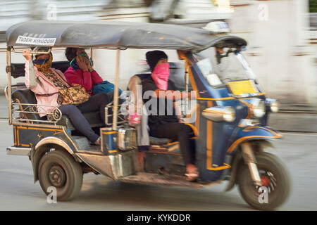 Ein tuk tuk in den Straßen von Chiang Mai im Norden von Thailand. Sie sind manchmal auch 'Auto-rikschas." Stockfoto