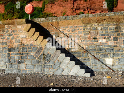 Schritte in die Kaimauer, die vom Strand. Stockfoto